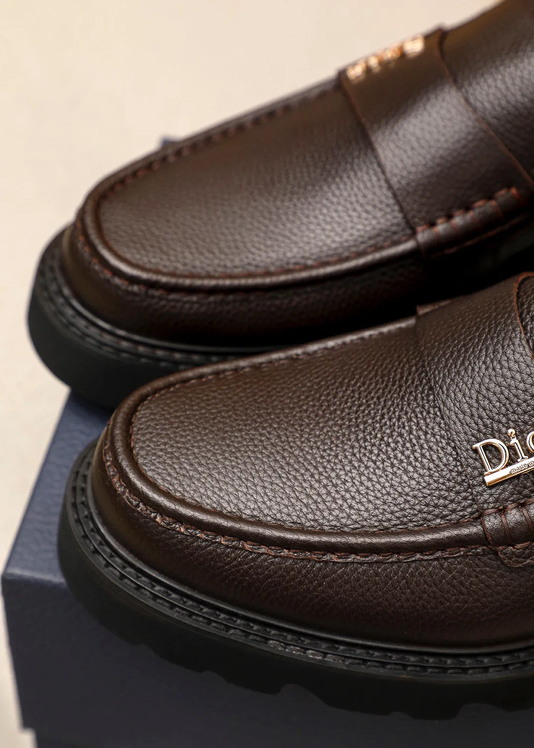 Men's shoes 💰480 💐 Product trademark: Dior "Dior" casual leather shoes Regular size: 39-44 (45🉑️customized) Product materials: Selected Italian imported first-layer pebbled cowhide leather upper + classic hardware buckle, imported water-dyed 🐂 cowhide lining. Strong three-dimensional visual effect, original outsole Color: 3⃣️colors available